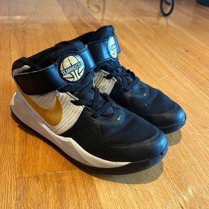 Nike Teamhustle Basketball Shoes. SZ 1.5